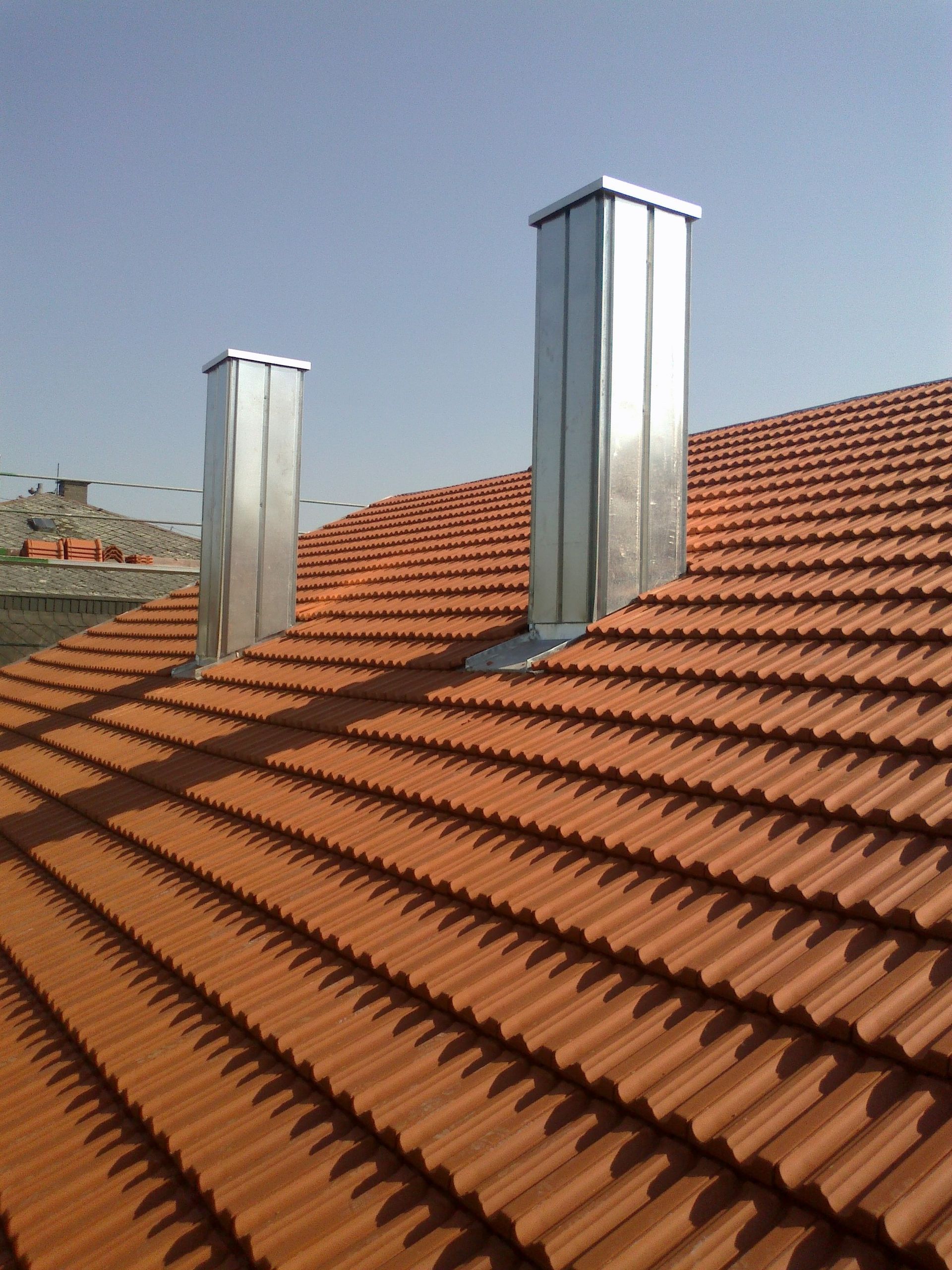 Spenglerarbeiten bei zwei Schornsteinen