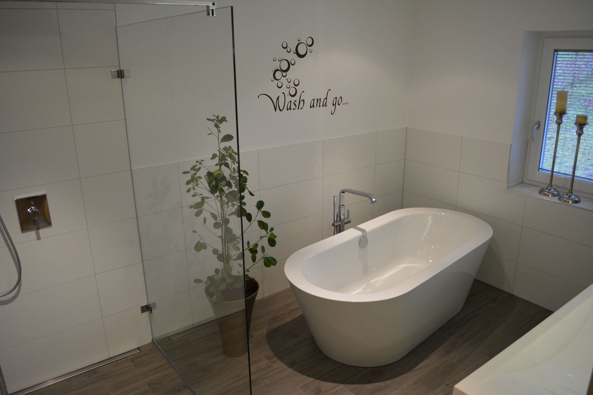 Ein neu renoviertes Badezimmer mit freistehender Badewanne