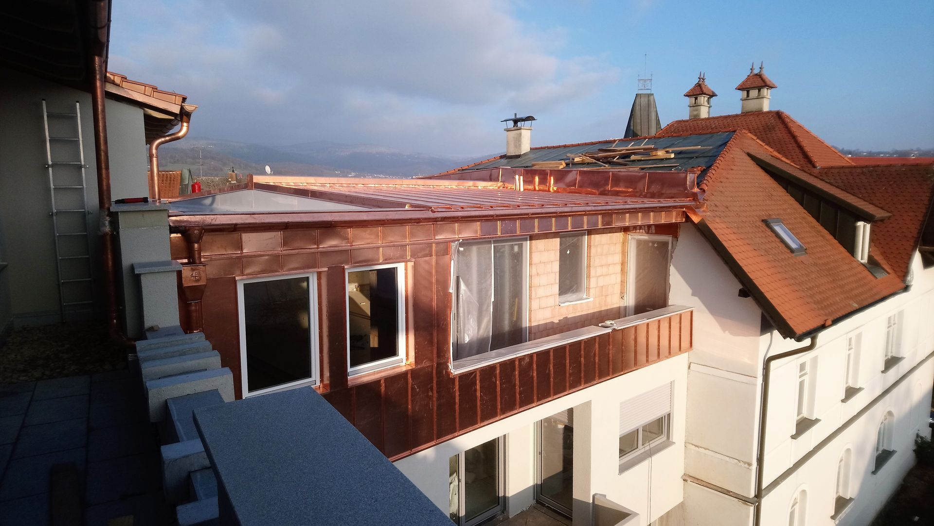 Kupfer-Spenglerarbeiten an einer Außenwand