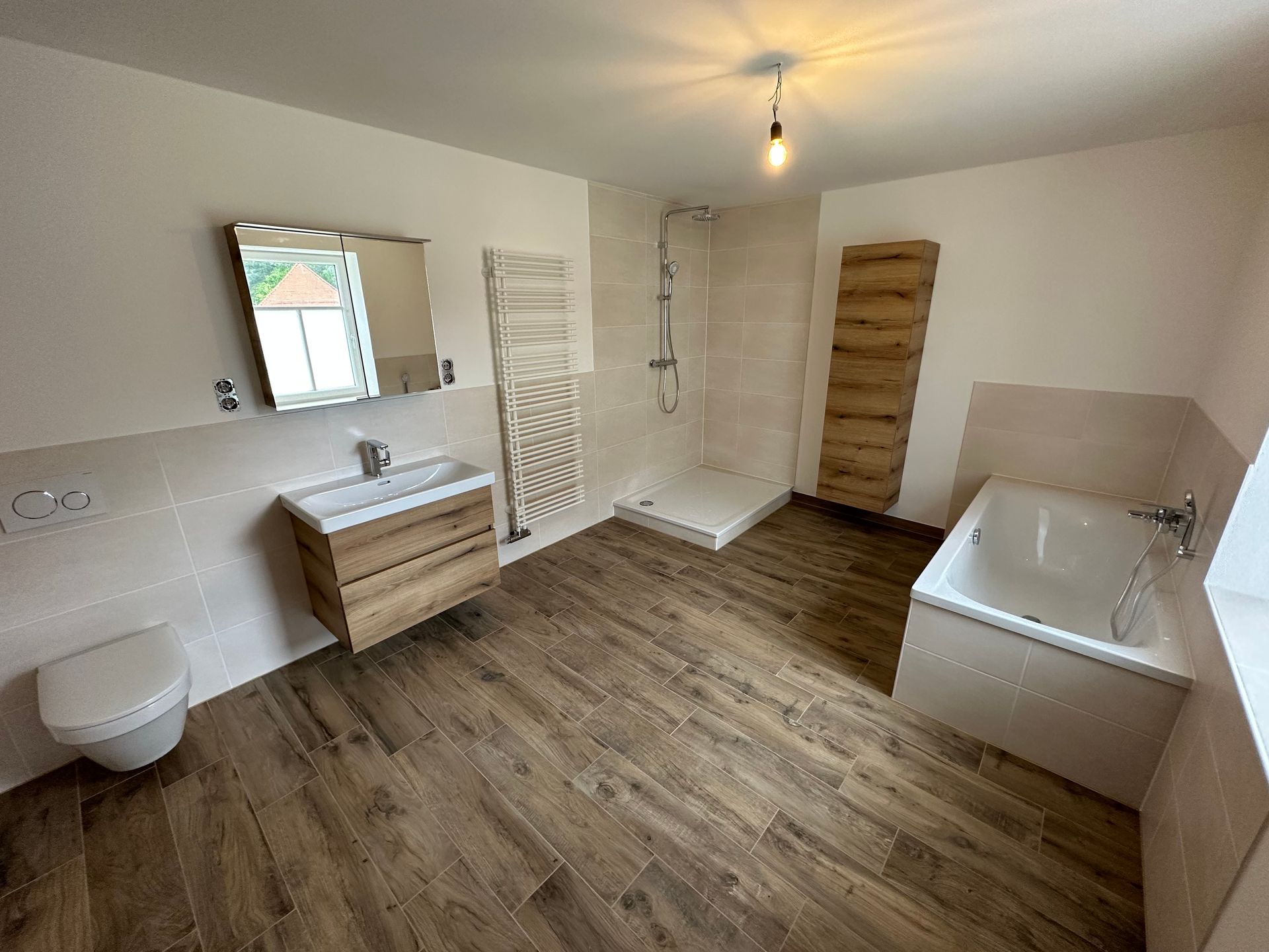 Ein neu gestaltetes, modernes Badezimmer