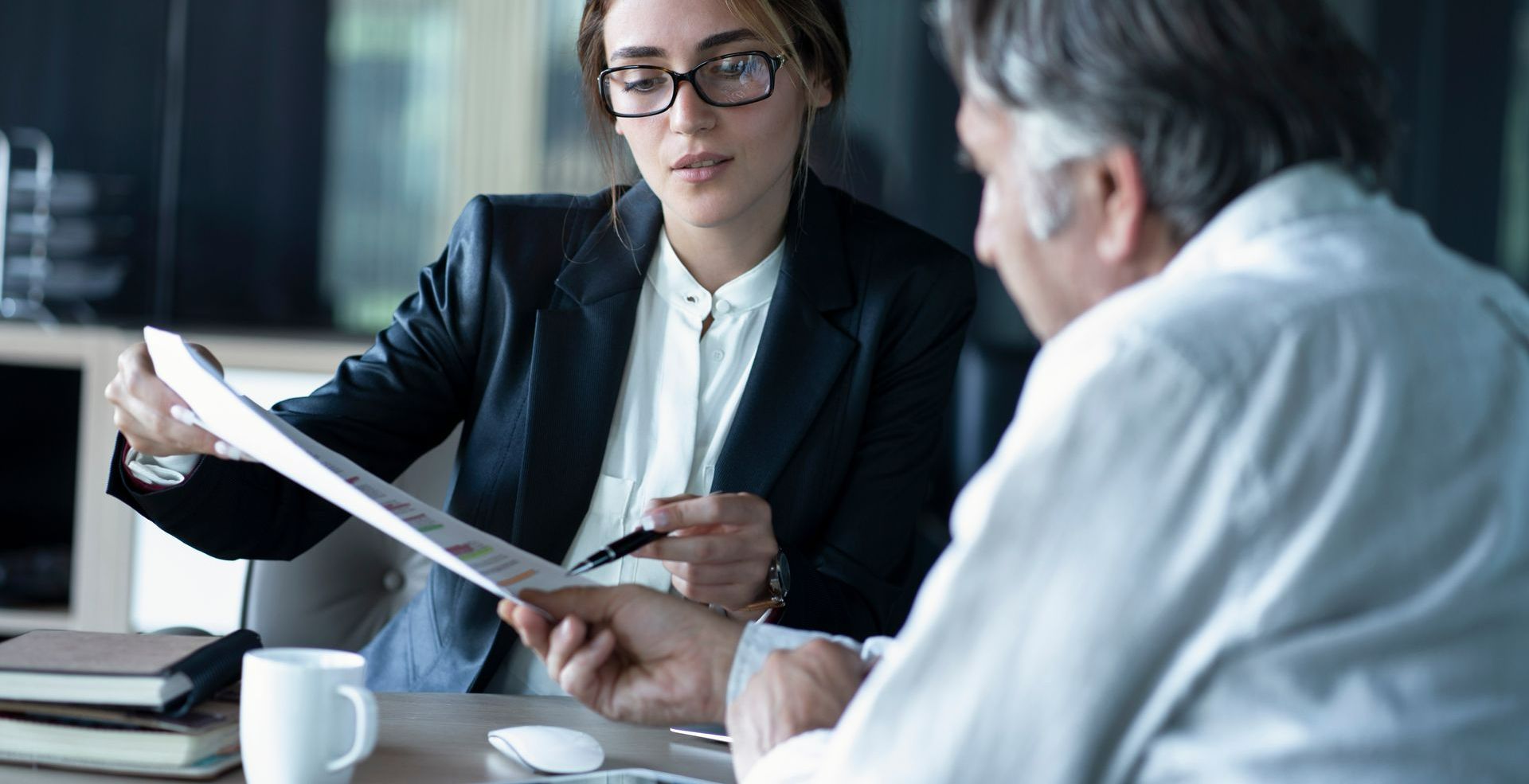 Une femme présentant un contrat à un client.