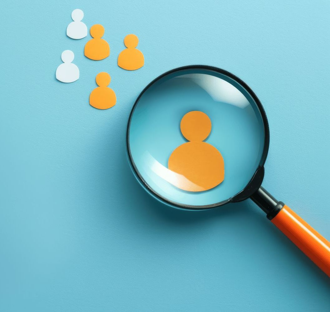 Des bonshommes dont un recouvert par une loupe