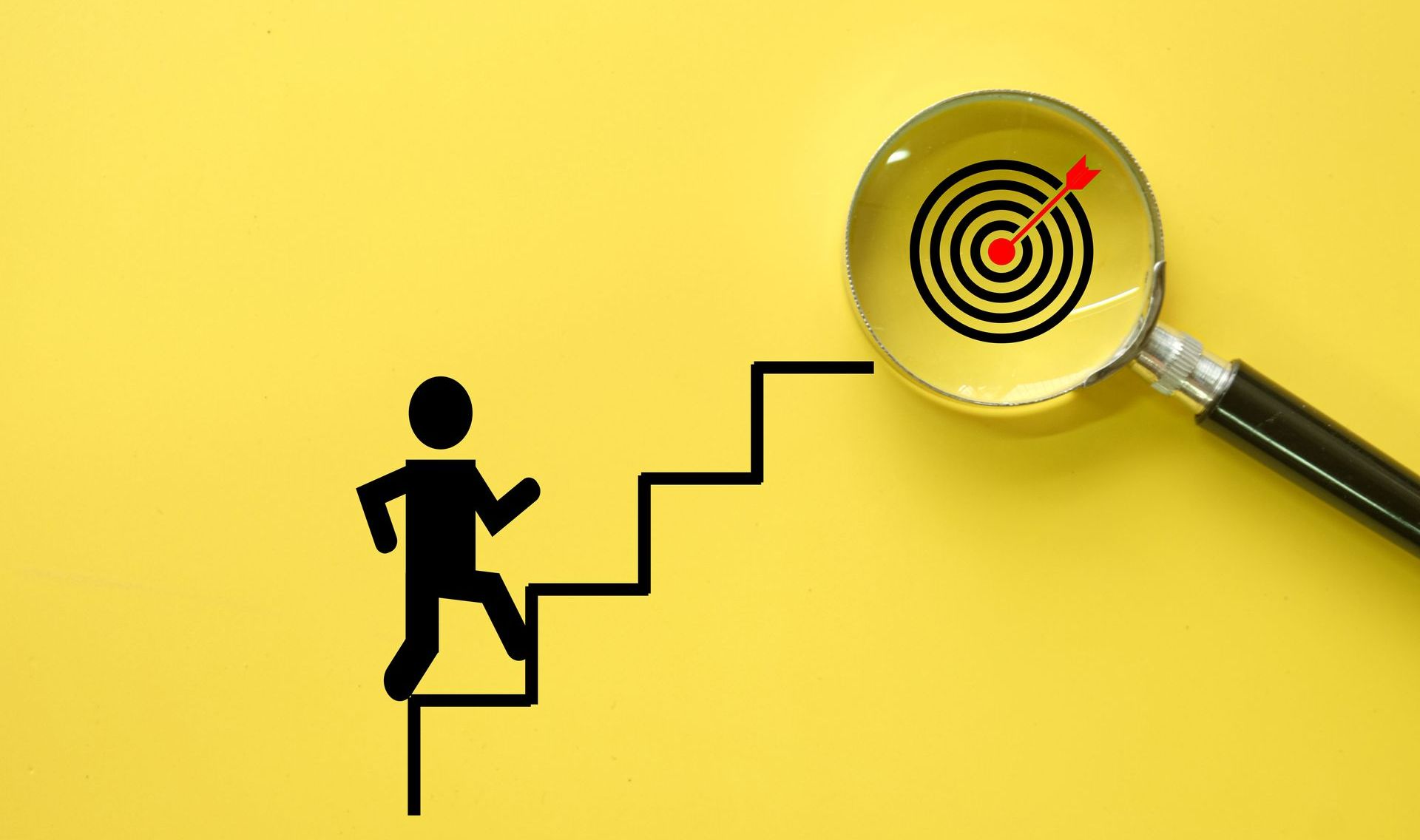 Bonhomme montant un escalier en direction d'une cible grossi par une loupe