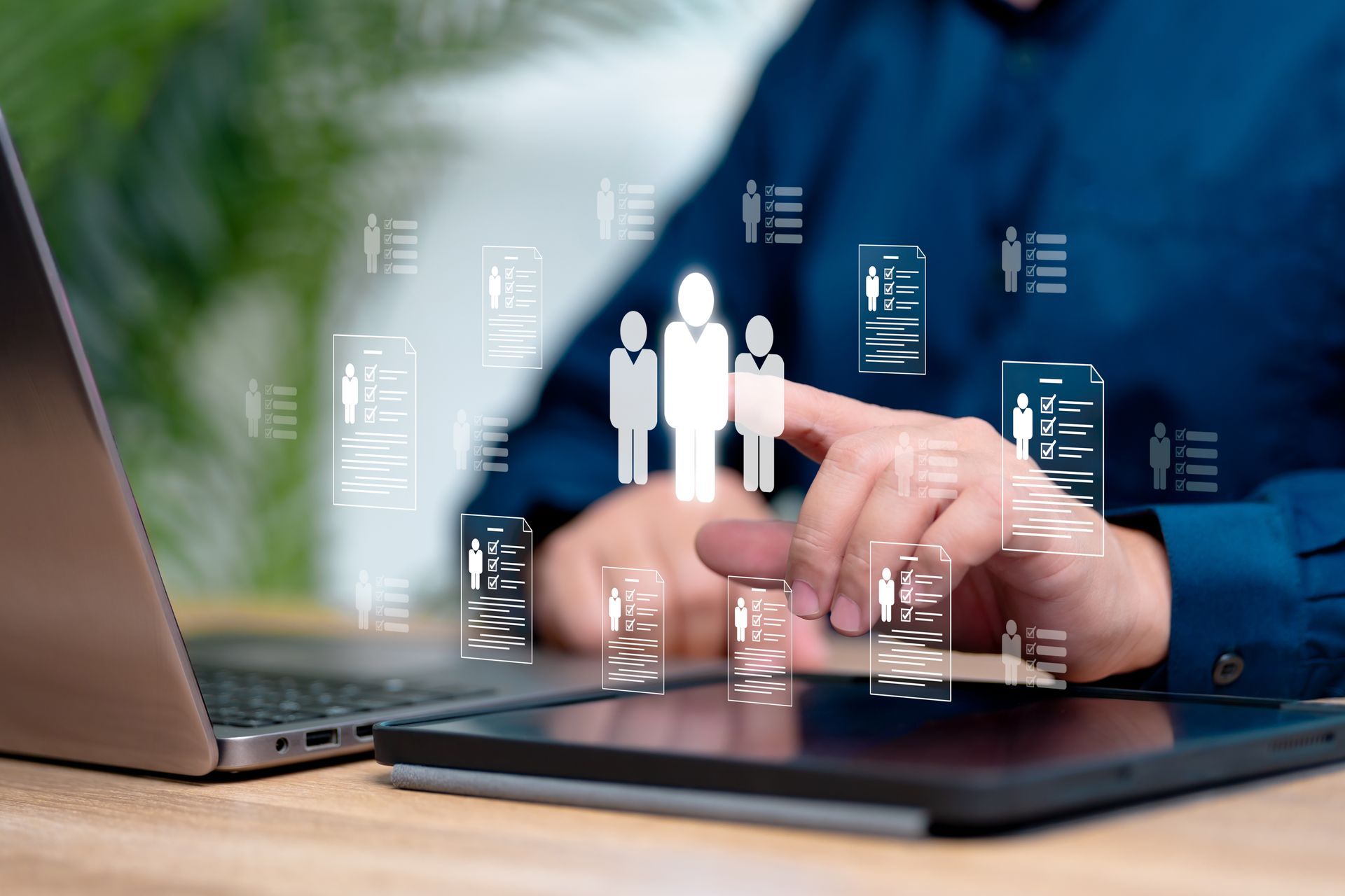 Bonshommes blancs en suspension pointés du doigt