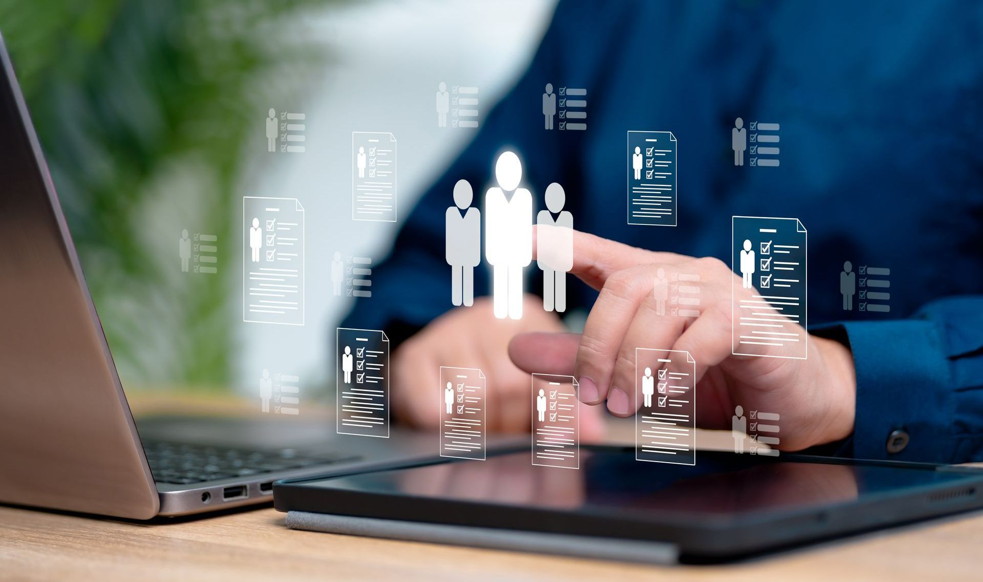 CV et profils en suspension au dessus d'un clavier d'ordinateur