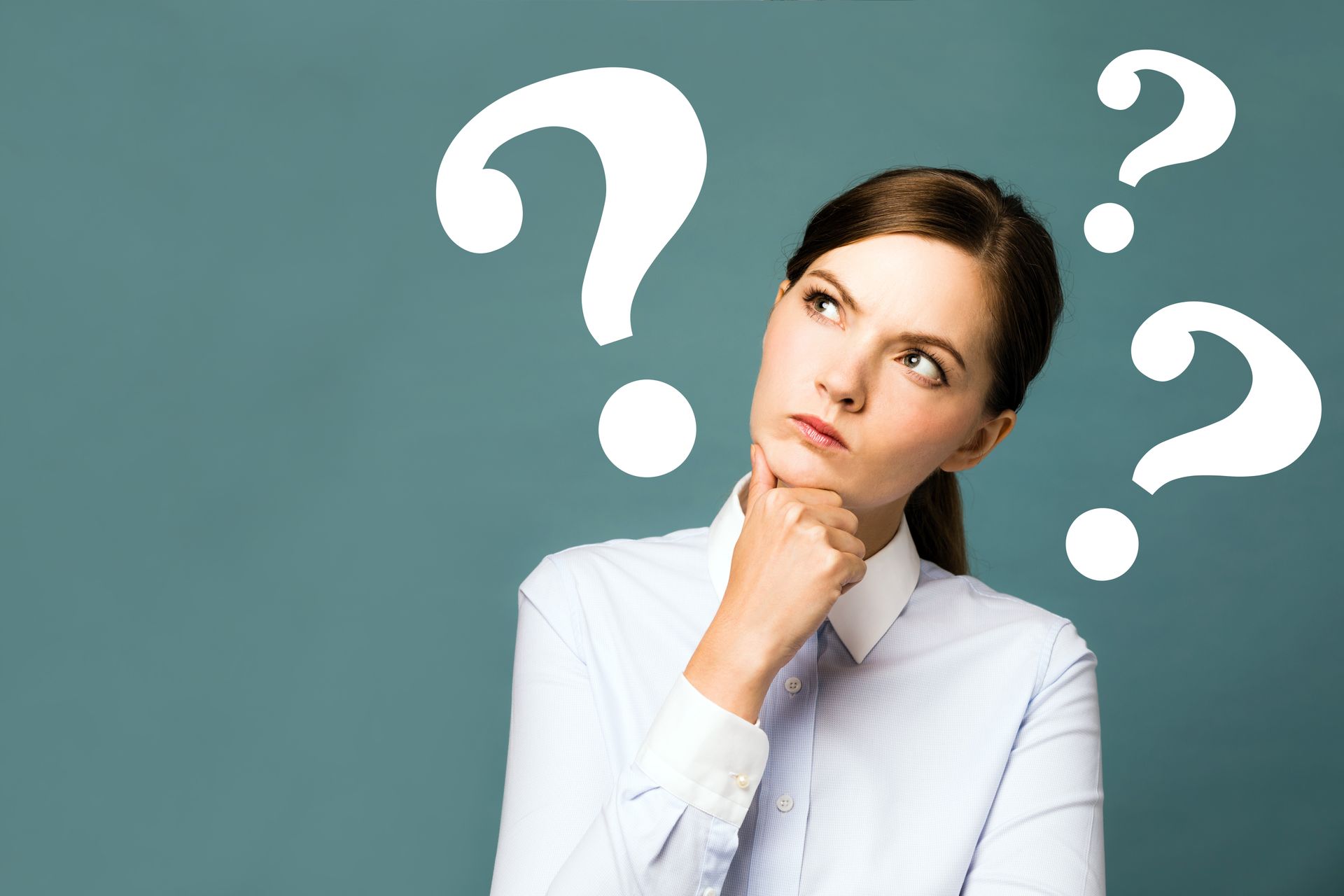 Femme s'attrapant le menton et levant les yeux en l'air avec un air interrogateur