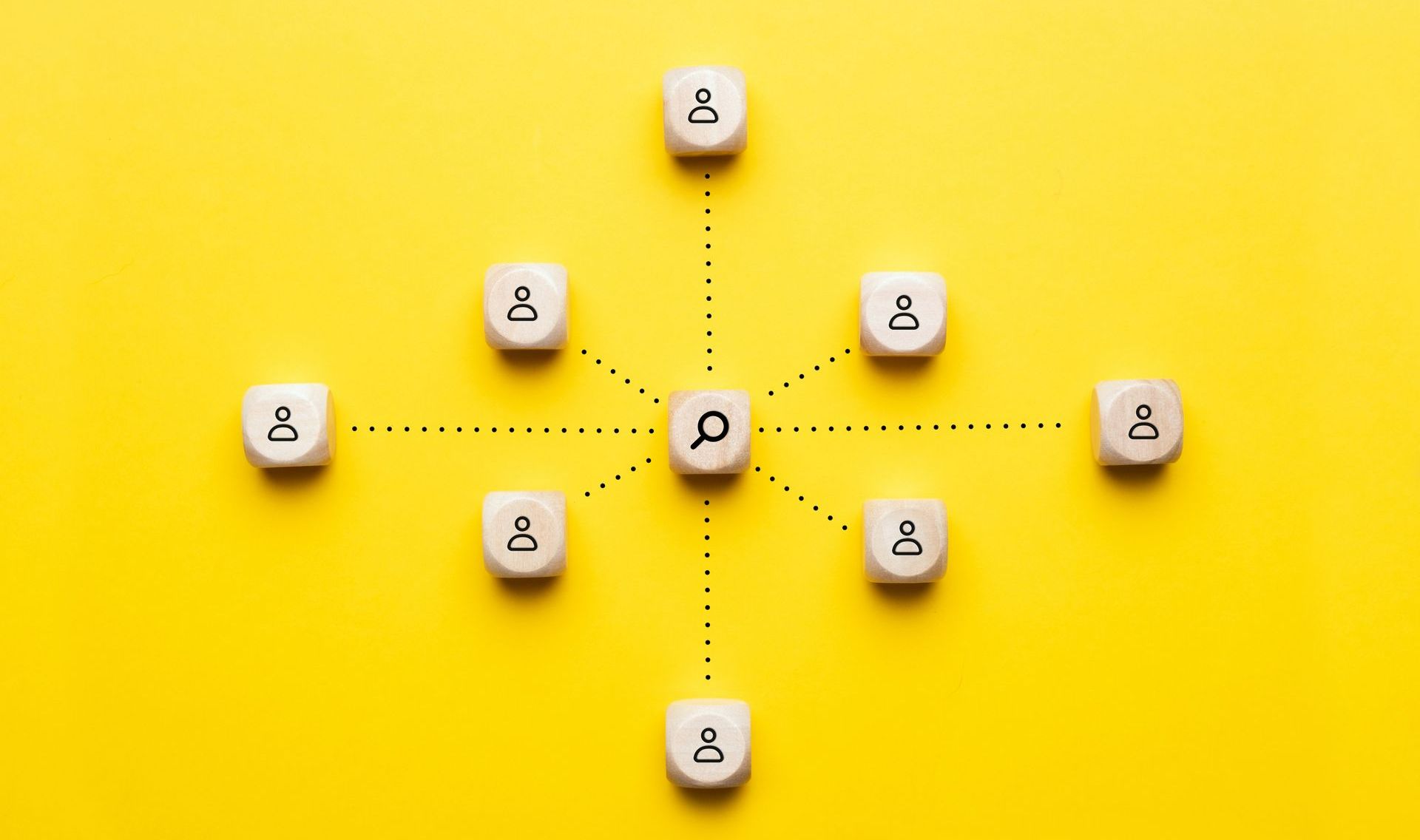 Dés imprimés avec l'image de bonshommes reliés à un dé central comportant une loupe