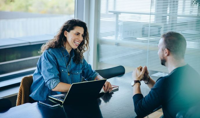 Femme discutant avec un homme dans une salle de réunion