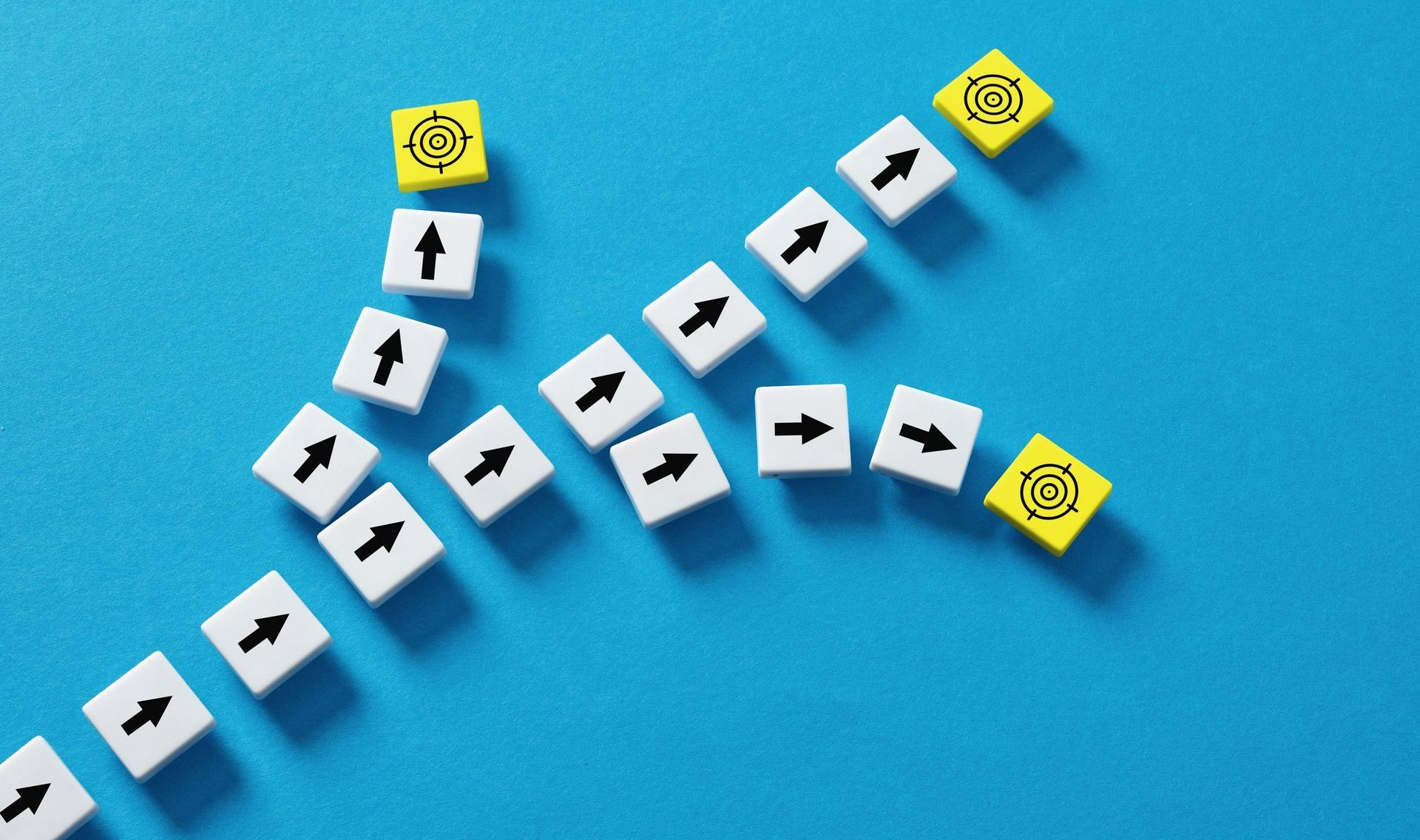 Cibles jaunes et flèches noires sur fond bleu
