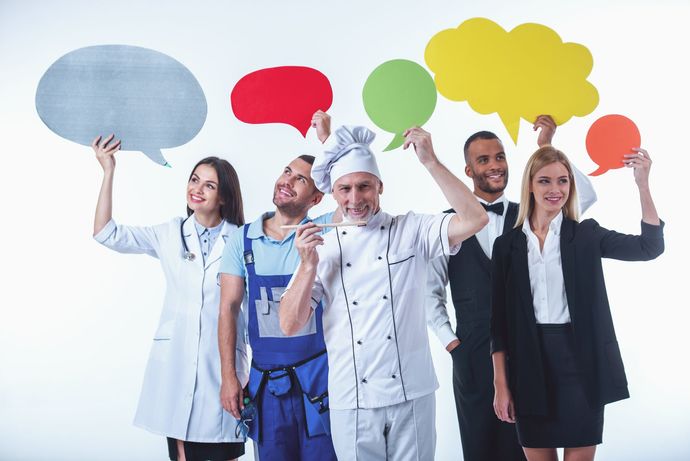 Personnes vêtues d'uniformes représentant plusieurs métiers