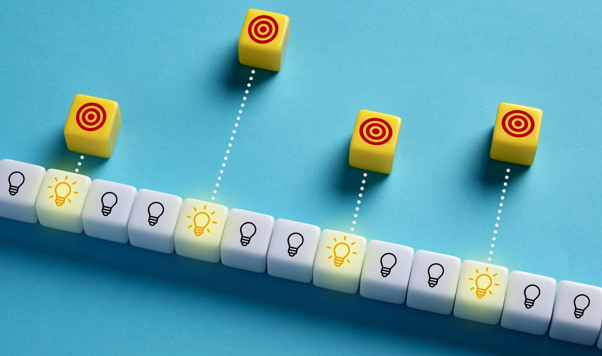 Rangée de dés comportant le dessin d'une ampoule et des dés en quinconce avec le dessin d'une cible
