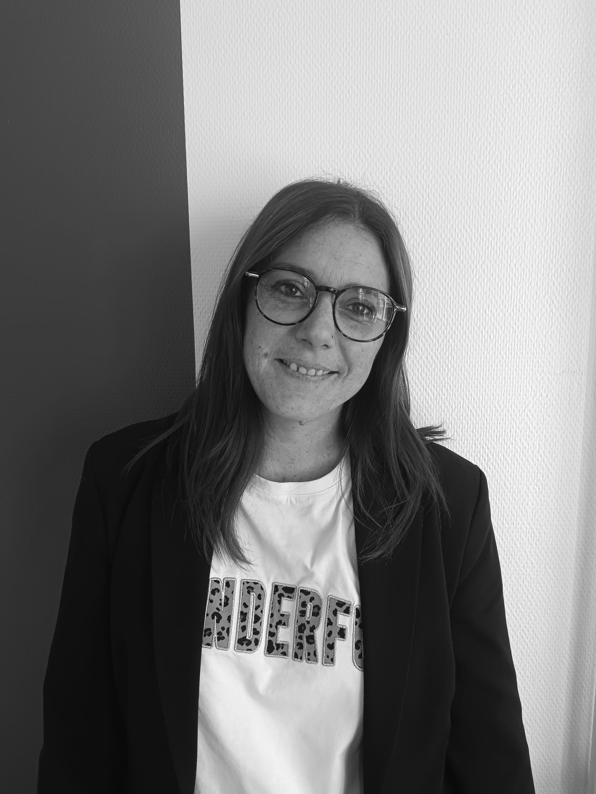 Femme aux cheveux longs portant des lunettes