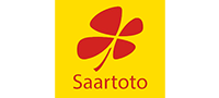 Saartoto-Logo: rotes, blumenartiges Symbol über gelbem Text auf weißem Hintergrund