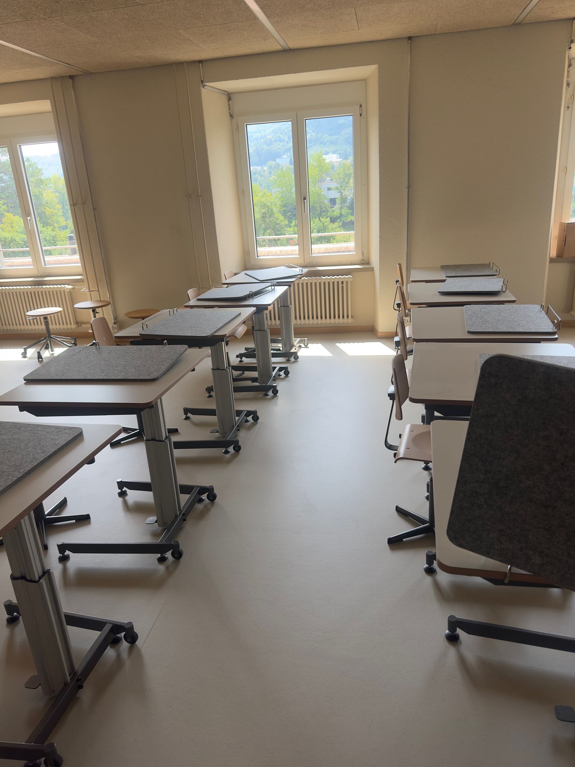 Helle moderne Wohnung mit großem Fenster