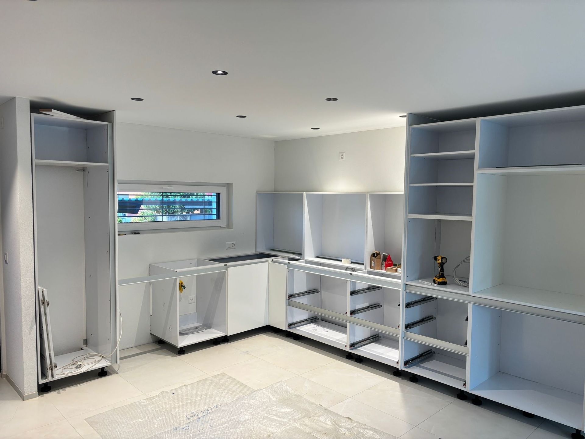 Moderne weiße Küche mit Edelstahlgeräten und Speicherplatz
