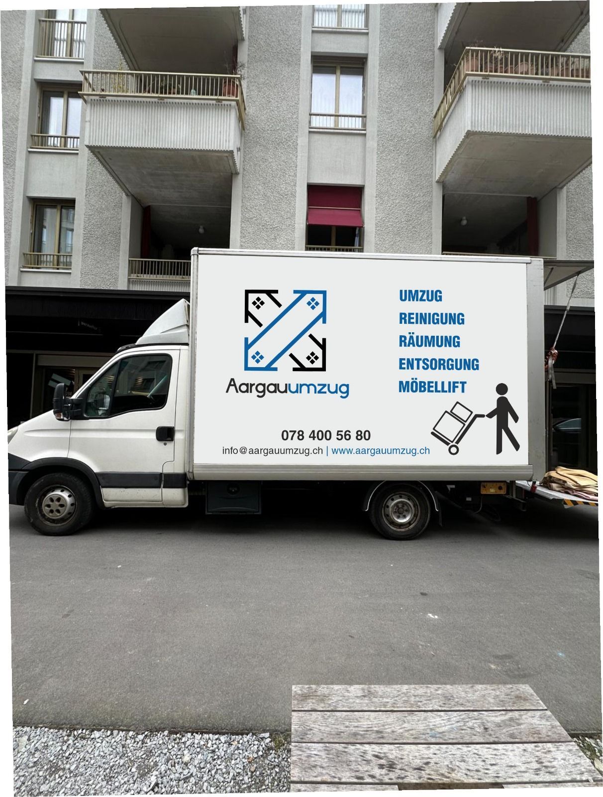 Lieferwagen mit Richtungspfeilen – Umzugsservice Baden