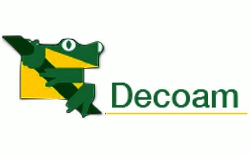 Un logotipo verde y amarillo para decoam con una rana en él.
