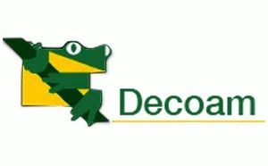 Un logotipo verde y amarillo para decoam con una rana en él.