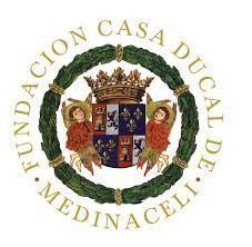 El logotipo de la Casa Ducal de Medinaceli es un escudo de armas en un círculo con una corona alrededor.