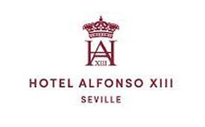 El logotipo del hotel Alfonso XIII de Sevilla con una corona sobre él.