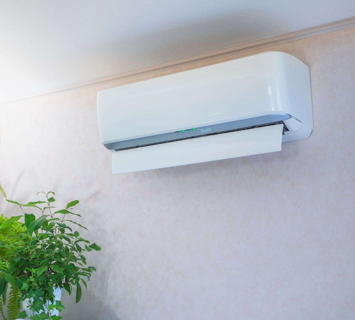 Un système de climatisation à côté d'une plante