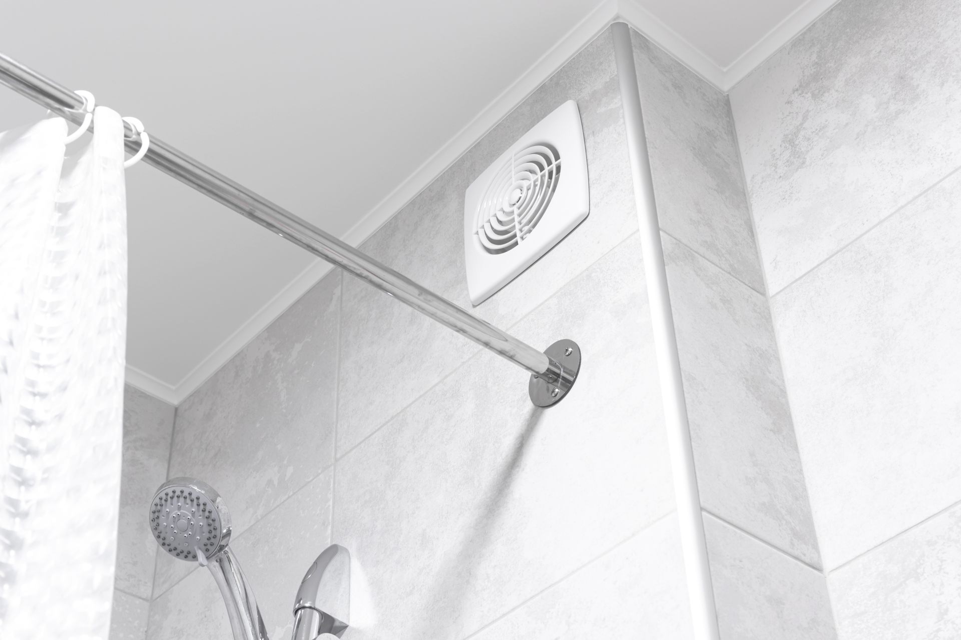 Un système de ventilation dans la salle de bains