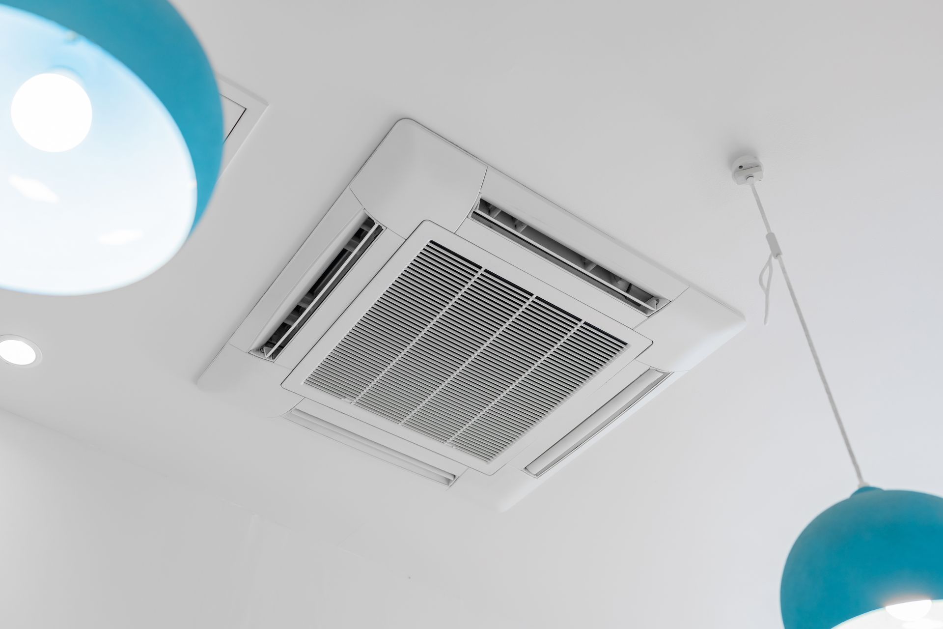Un système de climatisation à côté d'un luminaire bleu