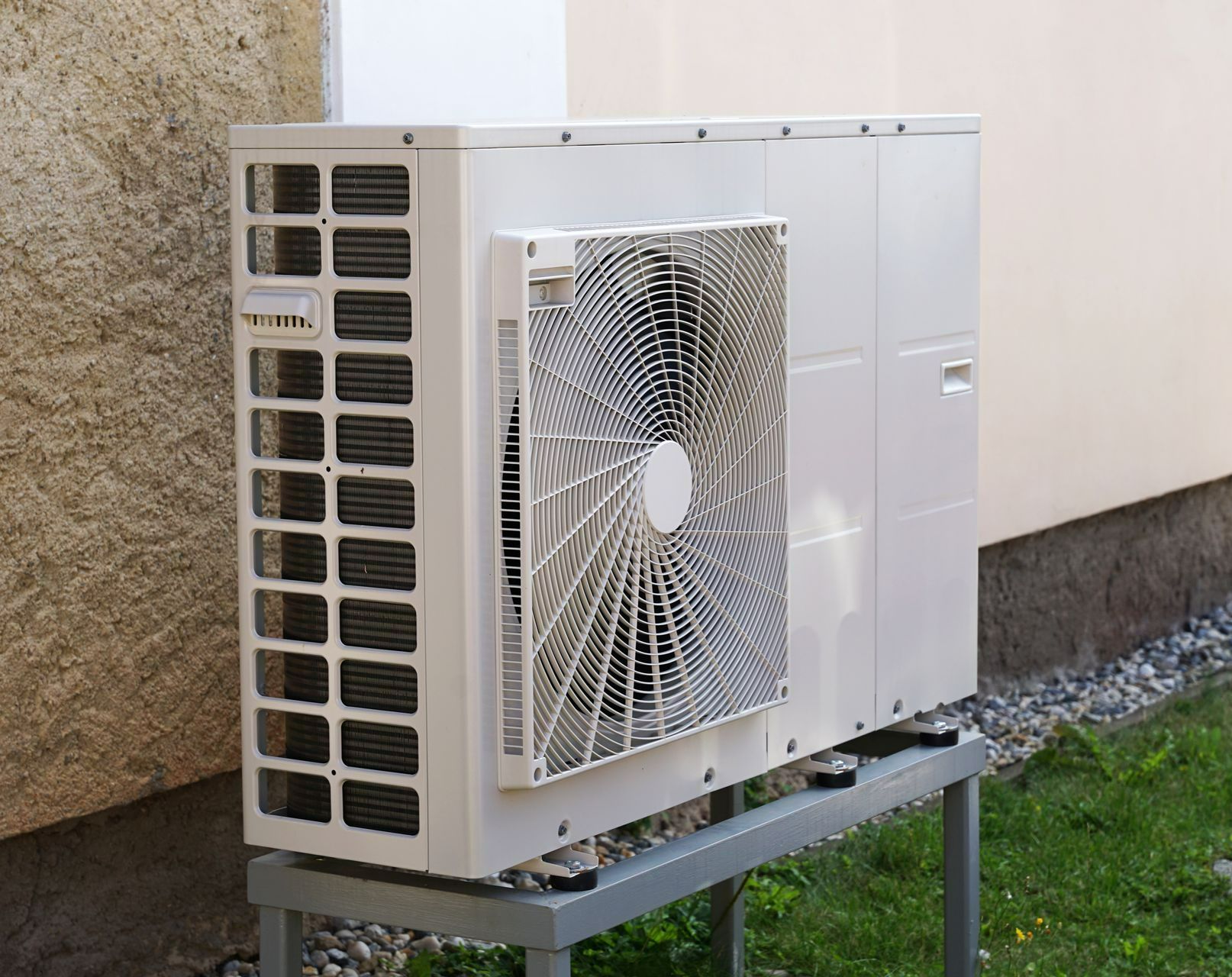 Une pompe à chaleur installée à l'extérieur
