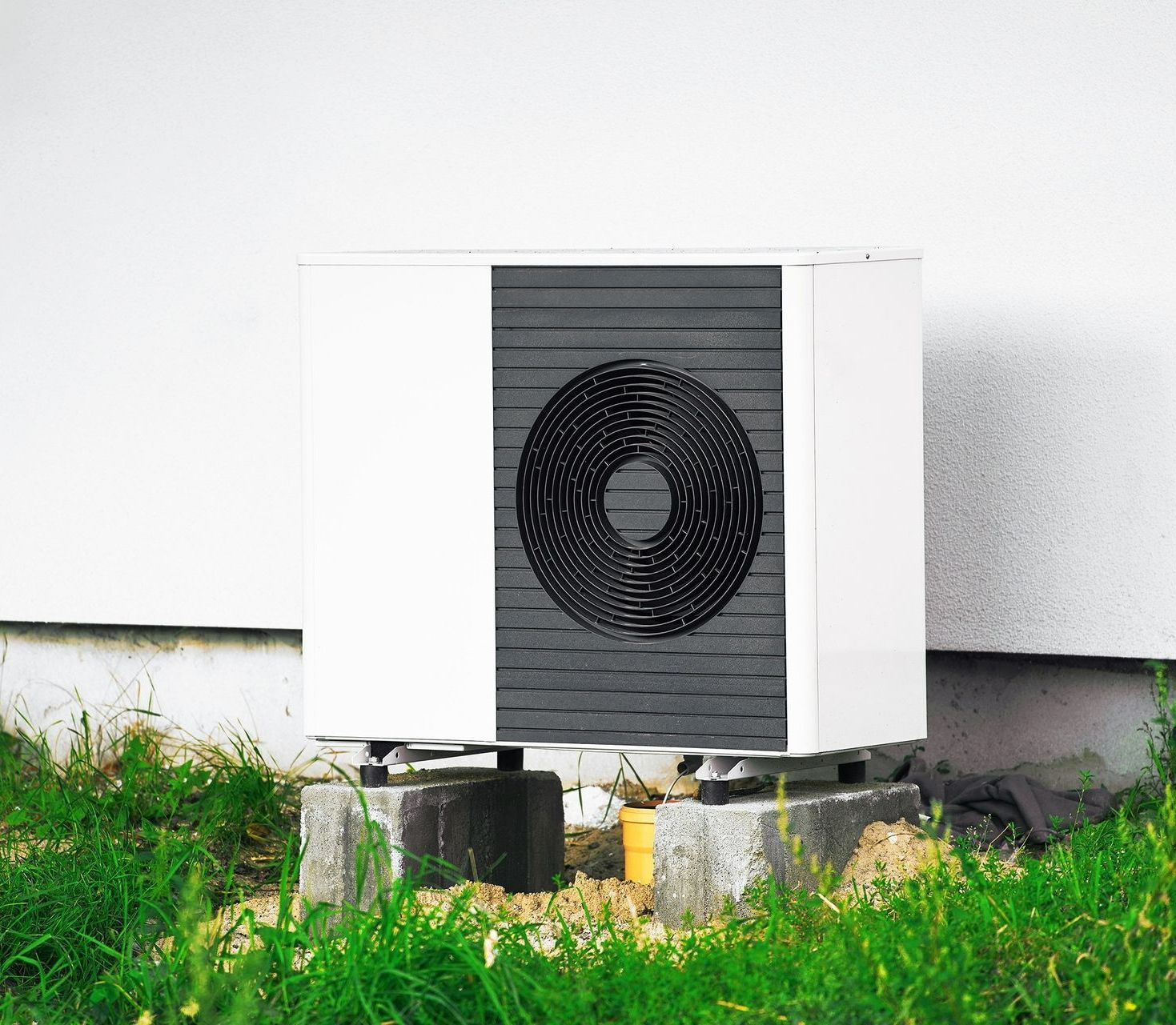 Une pompe à chaleur blanche et noire