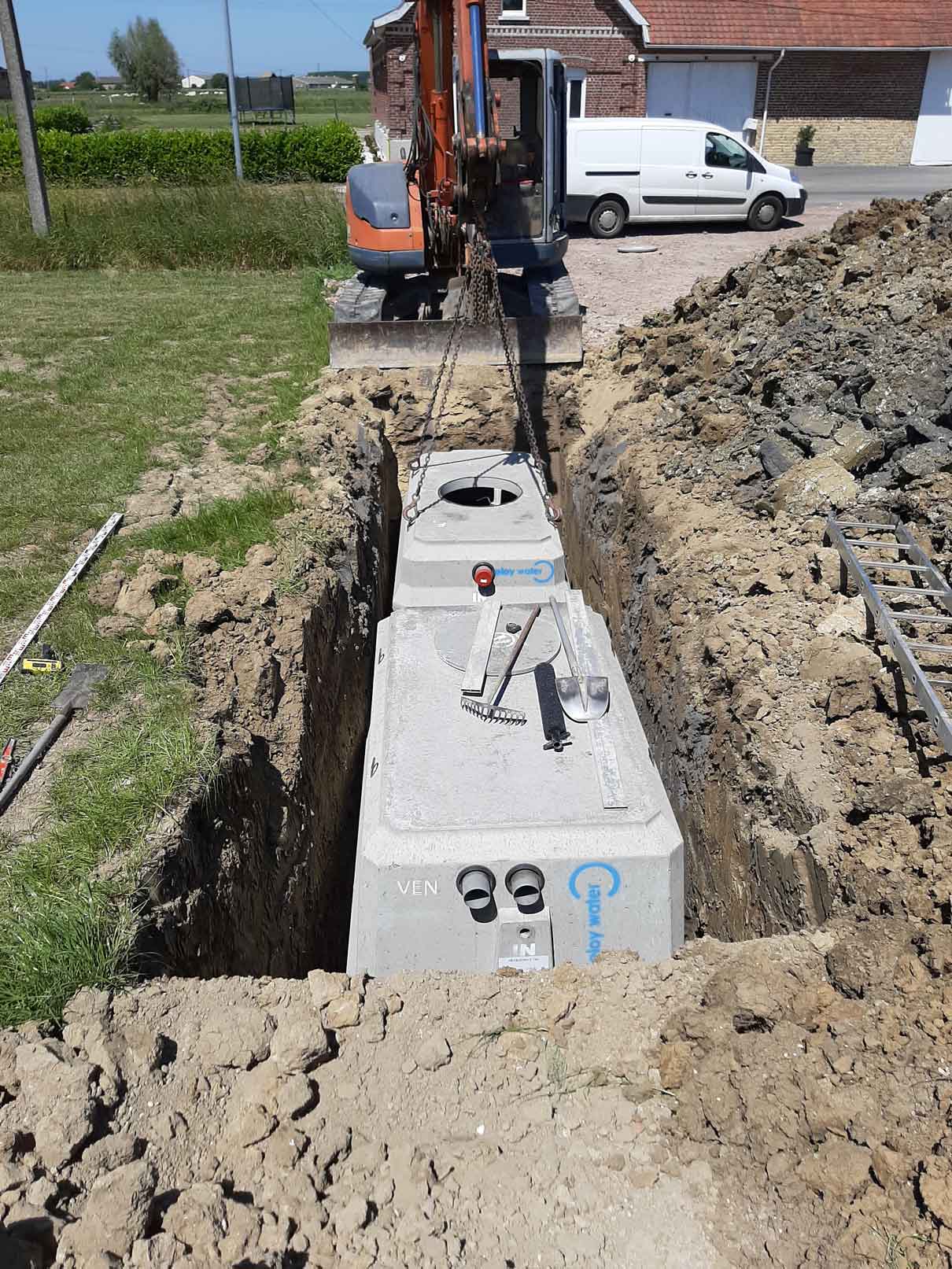 Pose d'une microstation d'épuration en béton de marque Eloy Water