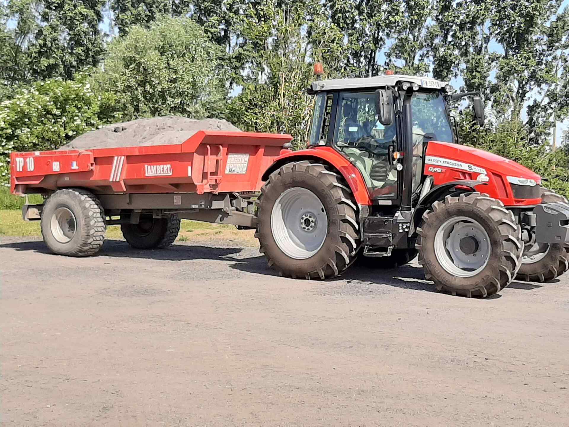 Tracteur de la société Laurent Duvet Assainissement