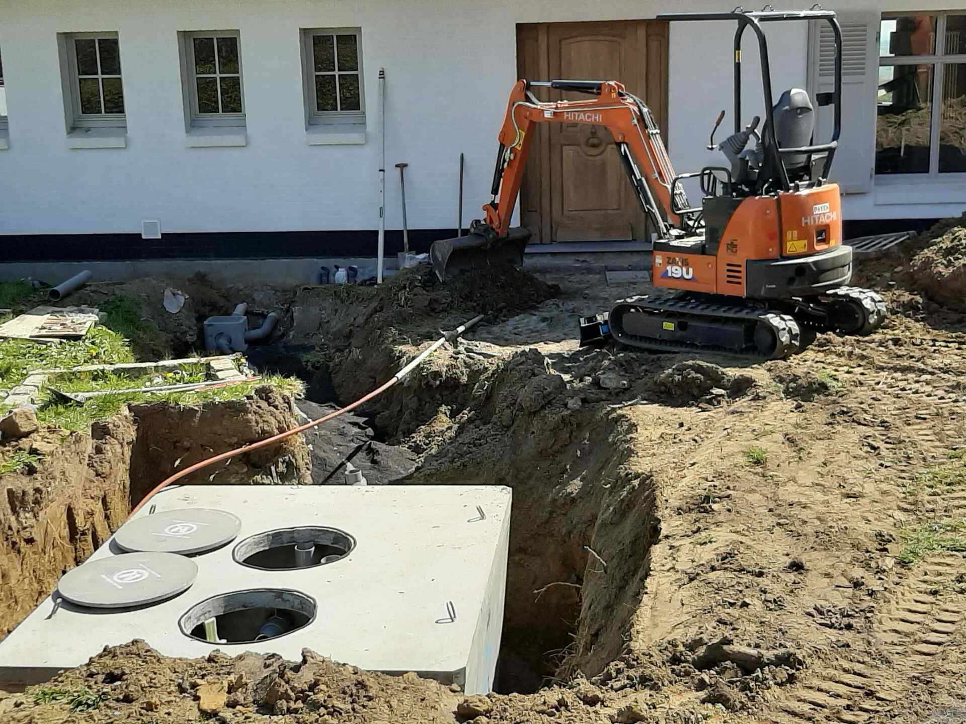 Chantier avec pose de cuve ouverte dans le sol d'un particulier