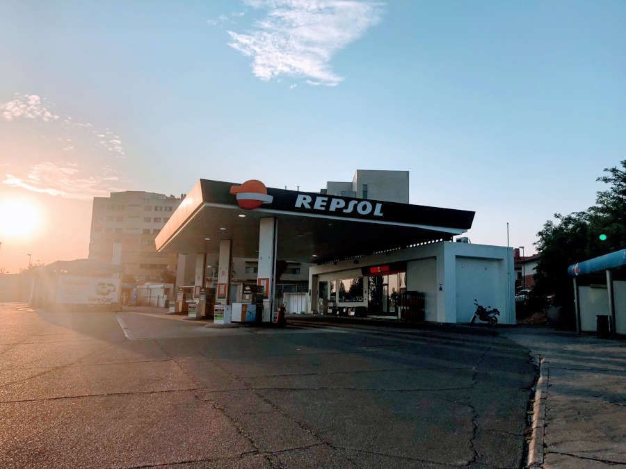 Gasolinera Repsol al amanecer, con estaciones de servicio bajo una marquesina.
