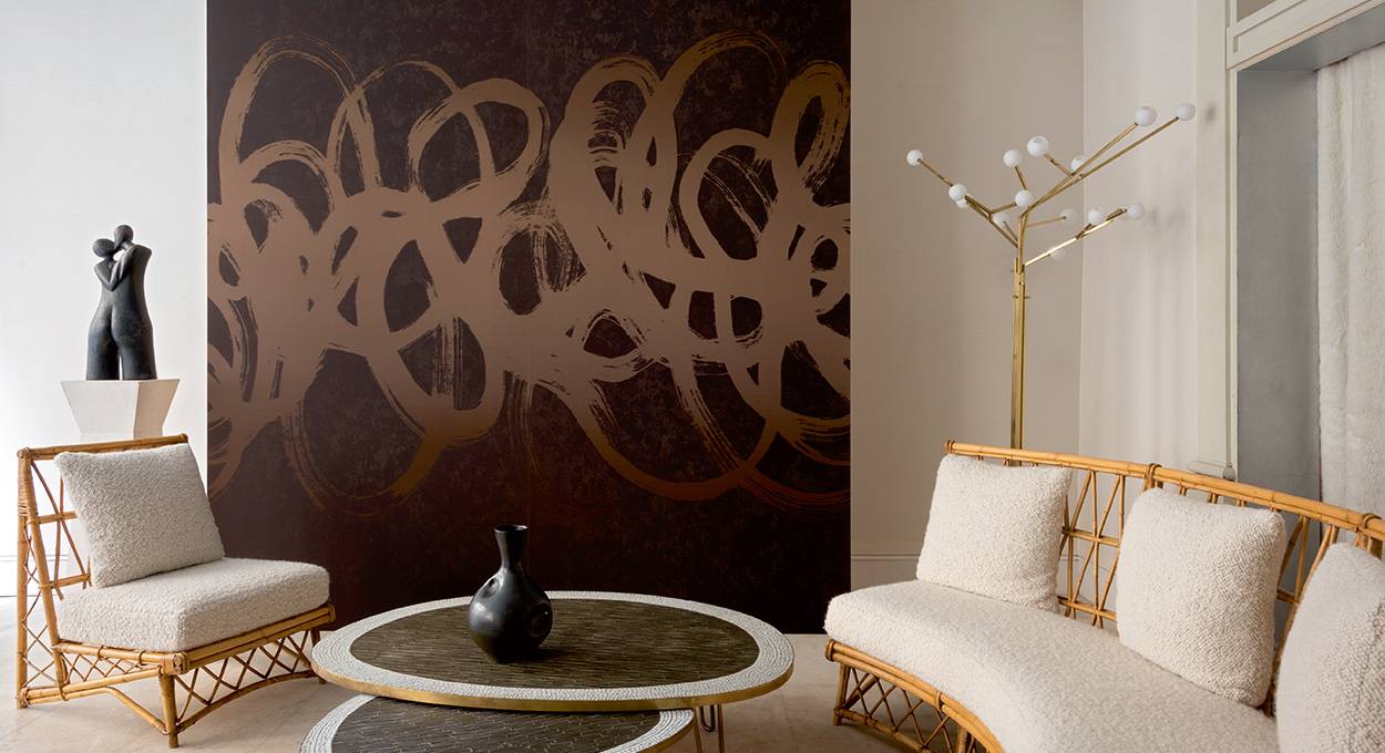 Décoration avec papier peint à fond marron