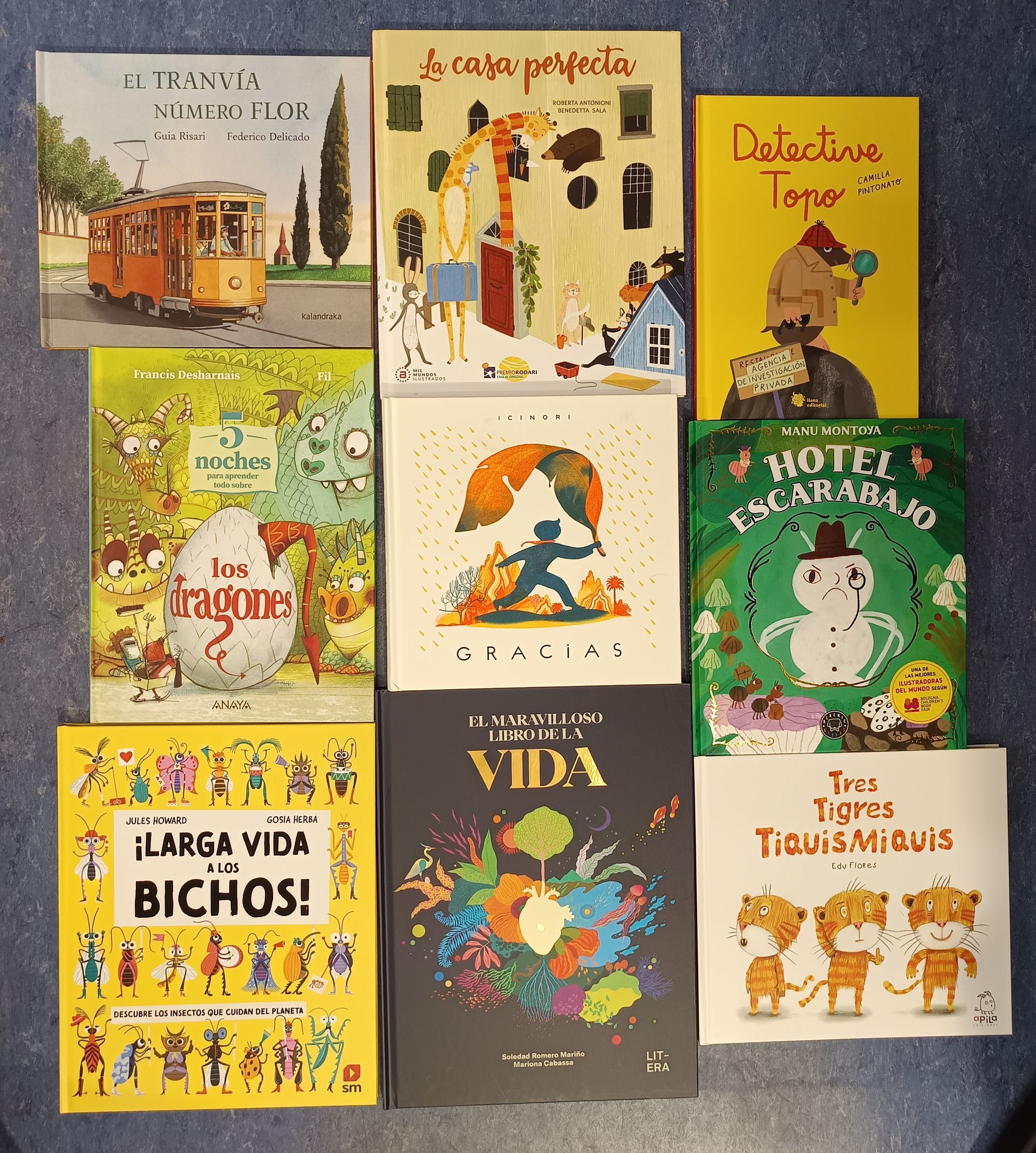 Una colección de libros infantiles, incluido uno titulado Larga vida bichos