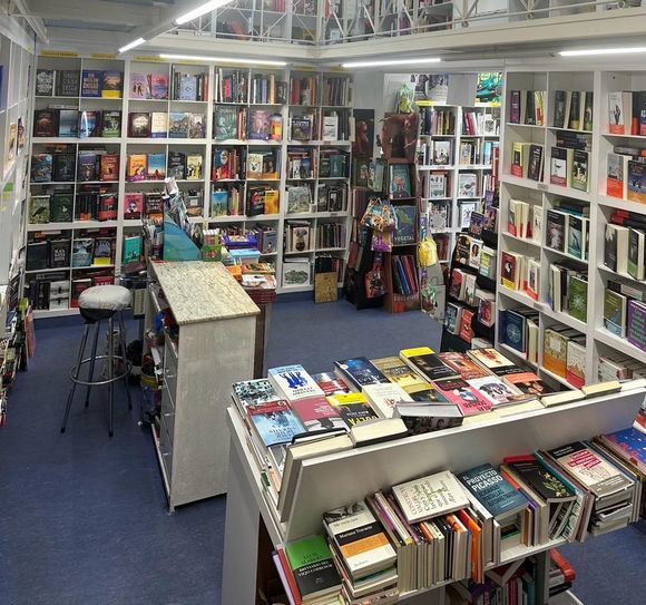 Una librería llena de muchos libros en los estantes.