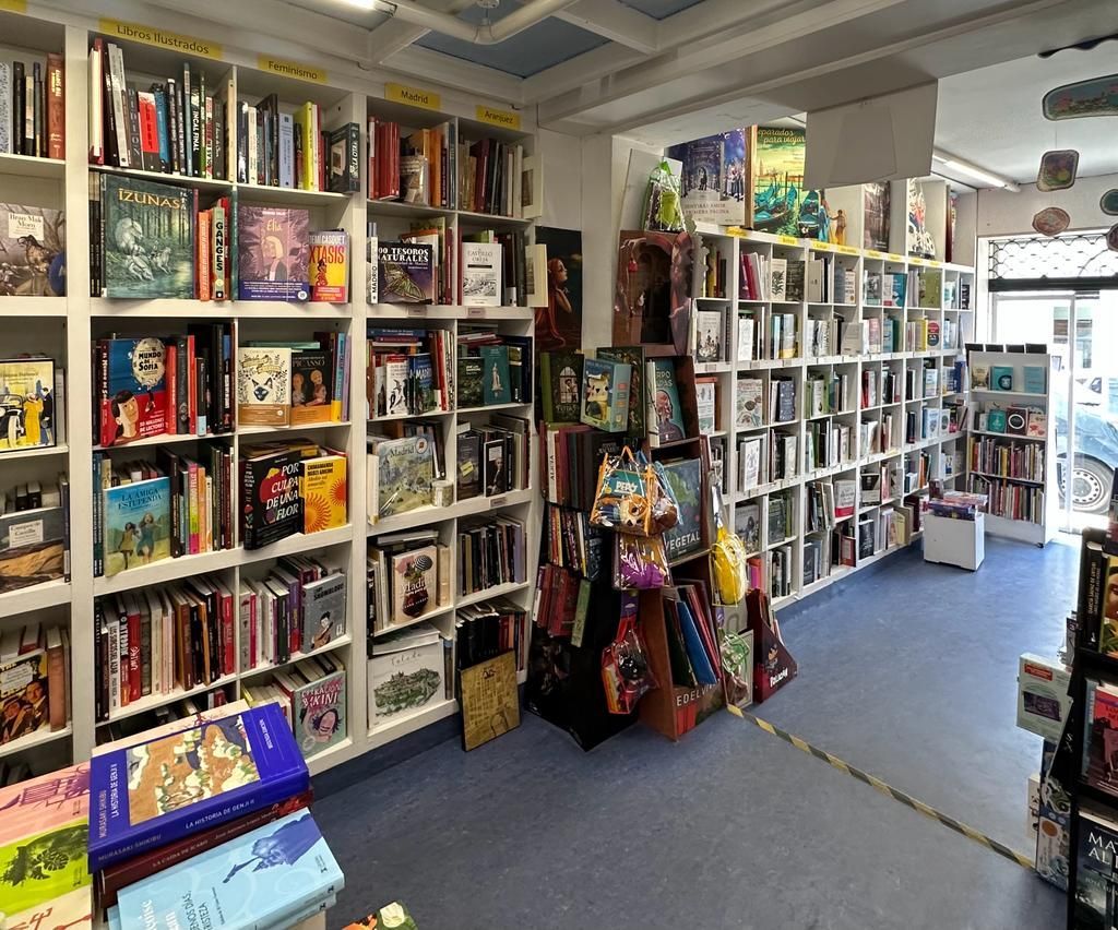 Una librería llena de muchos libros y juguetes.