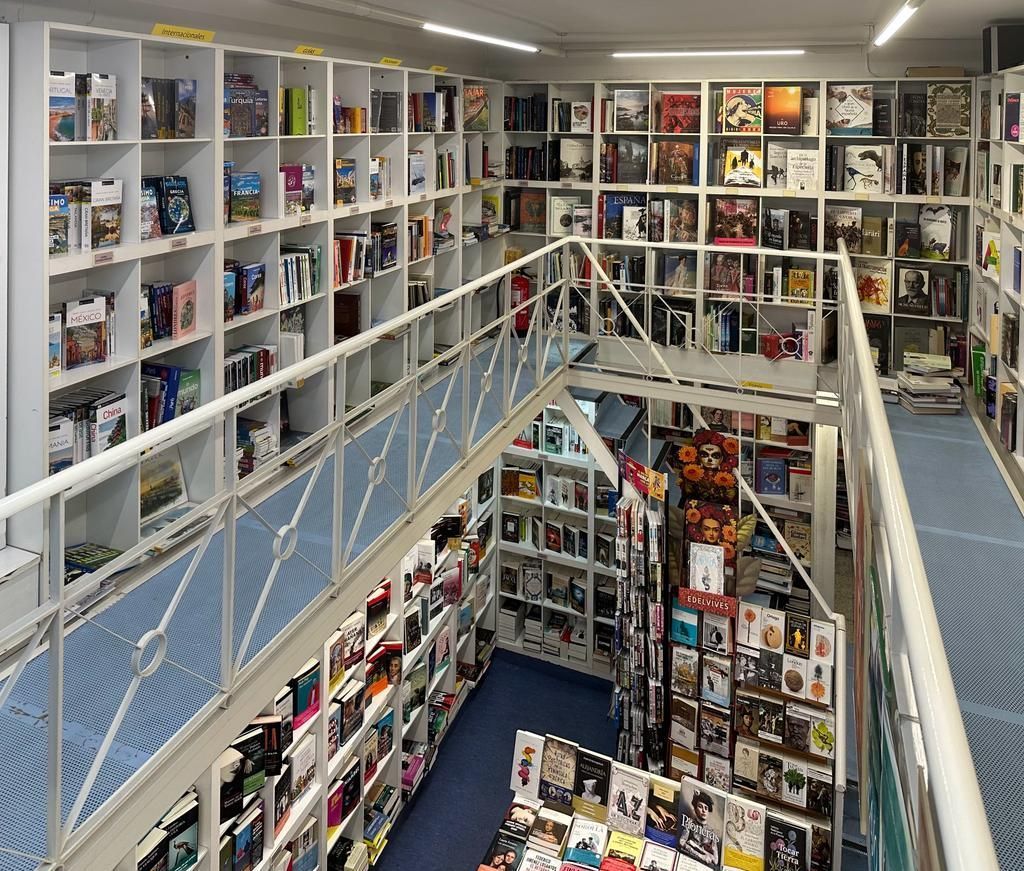 Una librería con muchos libros en los estantes