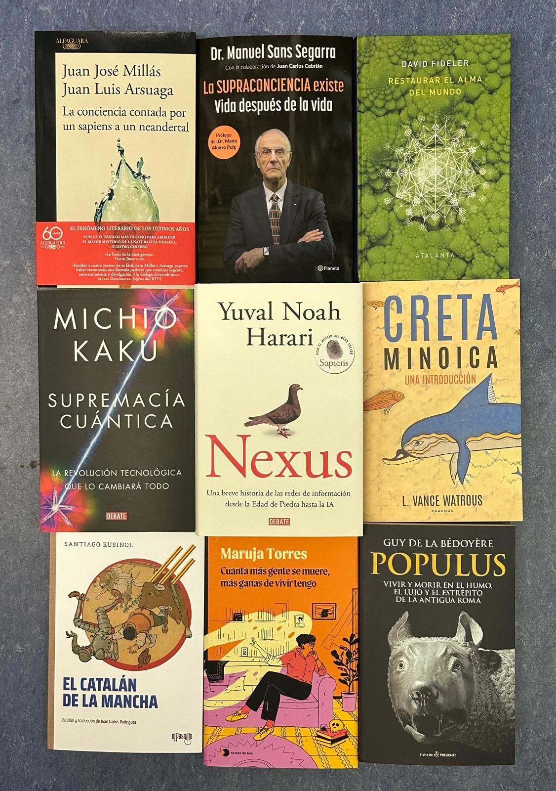 Una colección de libros que incluye Nexus y Creta Mindica