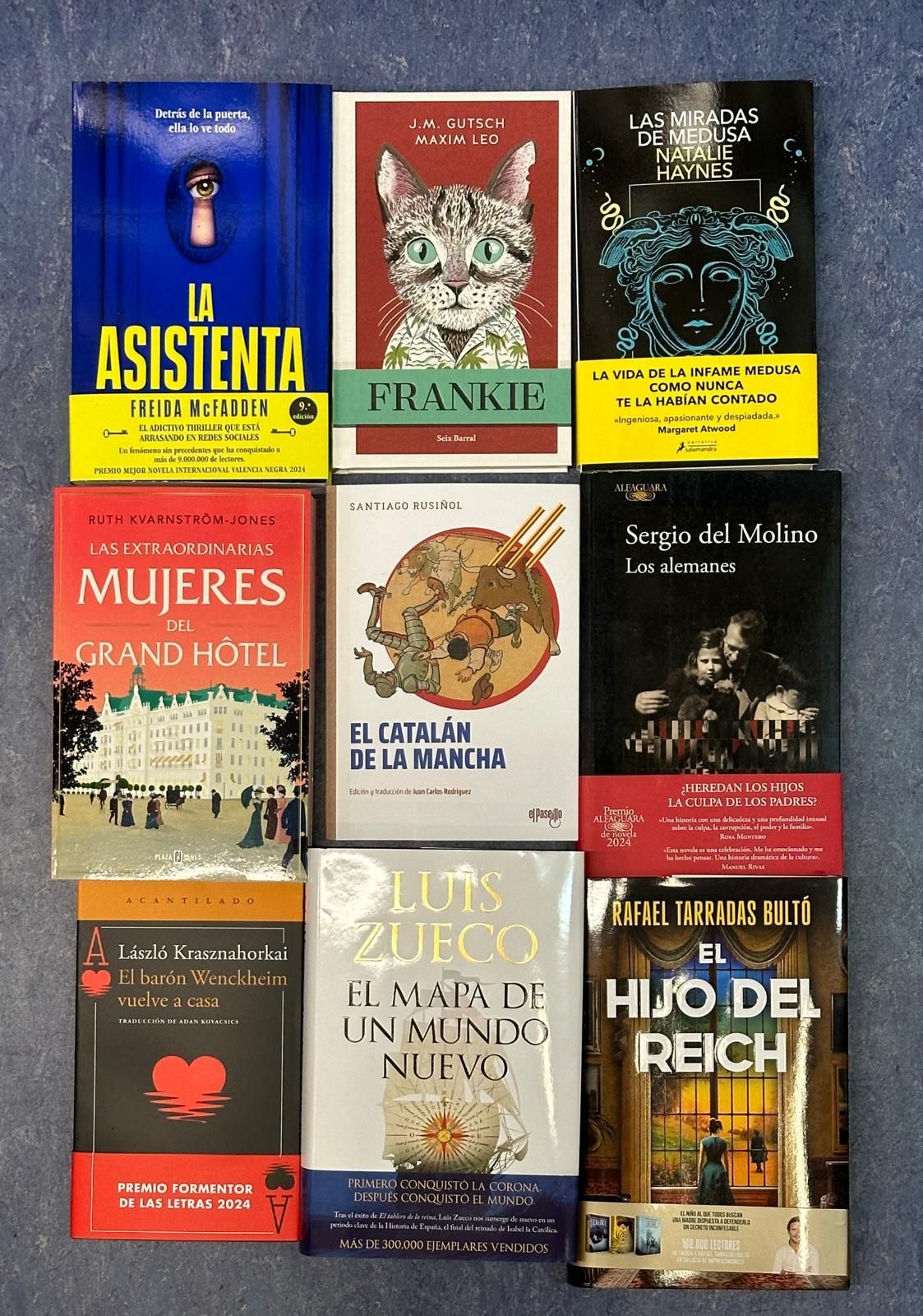 Una colección de libros que incluye La asistente y Frankie.
