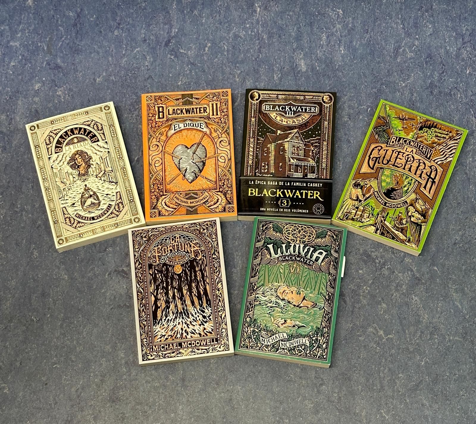 Una colección de libros, incluido uno llamado Blackwater