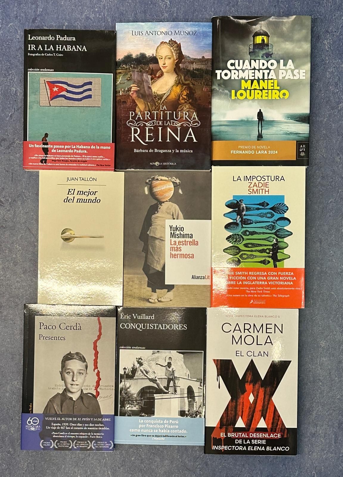 Una colección de libros, incluyendo uno de Carmen Mola.