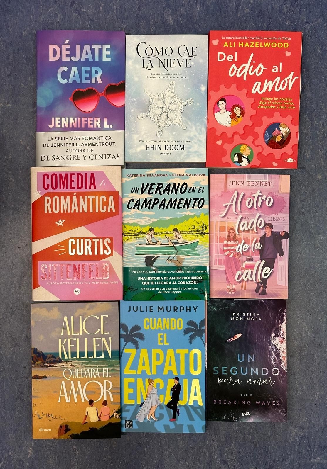 Un montón de libros sobre una mesa, incluyendo déjate caer