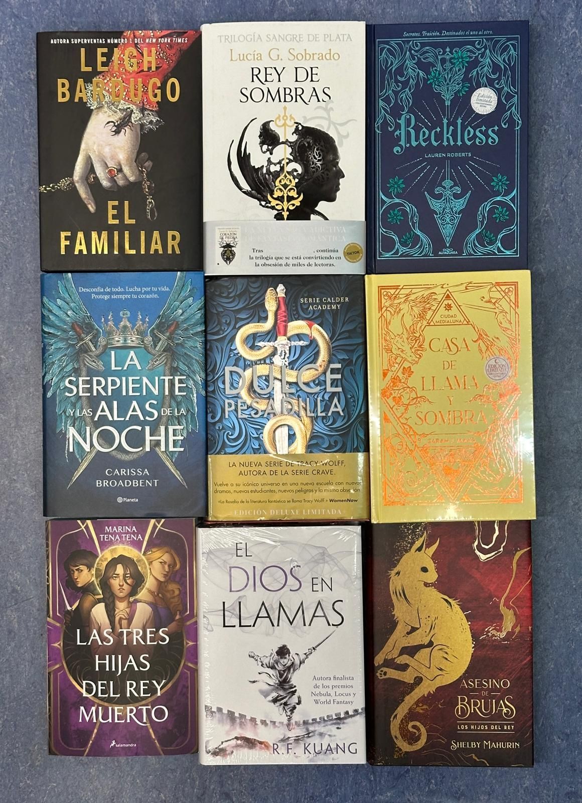 Un montón de libros están apilados uno encima del otro
