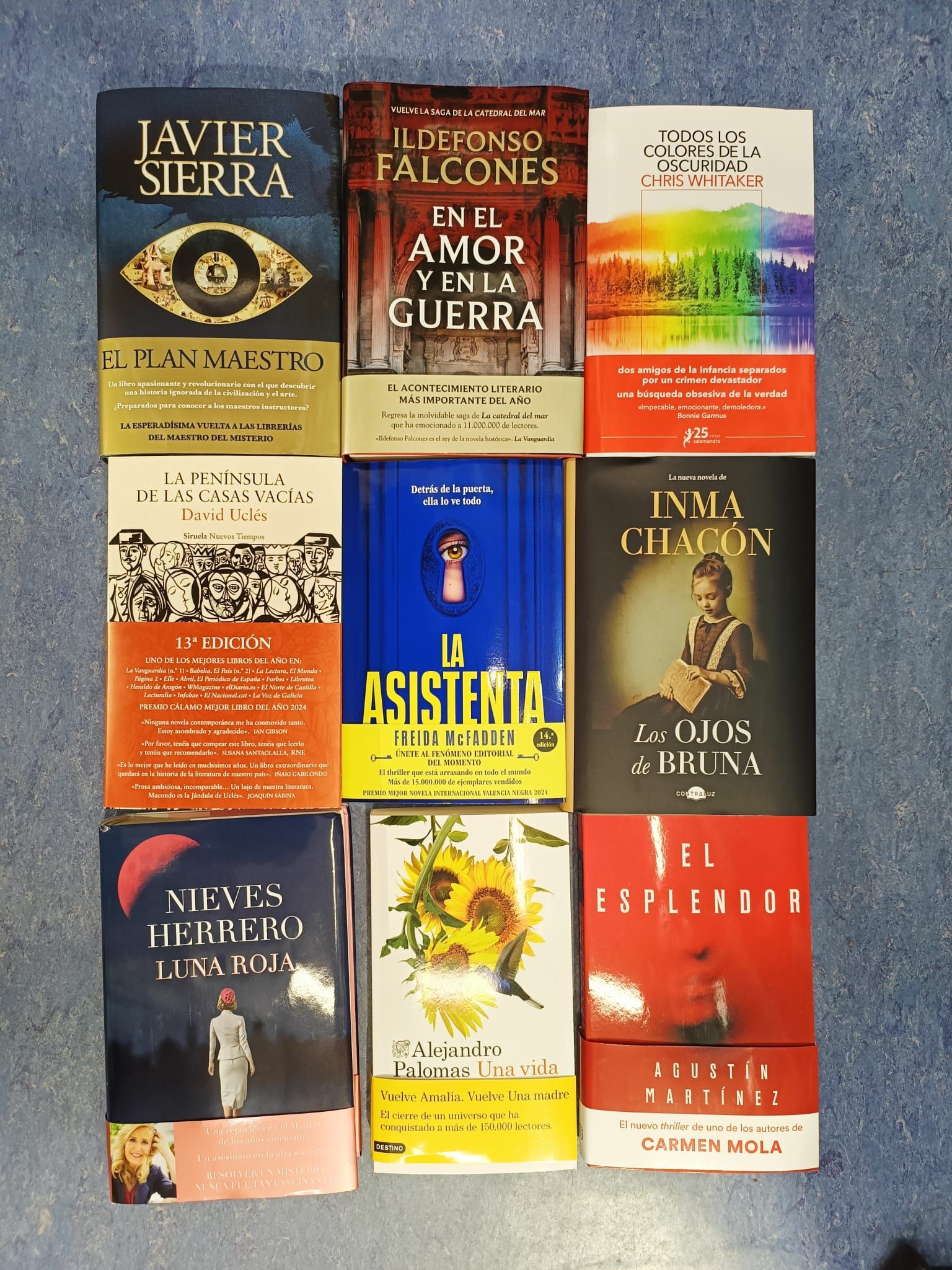 Una colección de libros, incluyendo uno de Javier Sierra