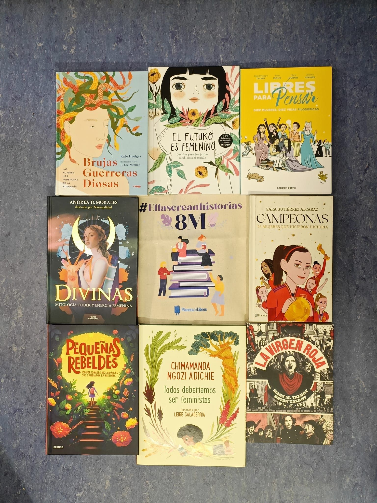 Un montón de libros están apilados uno encima del otro
