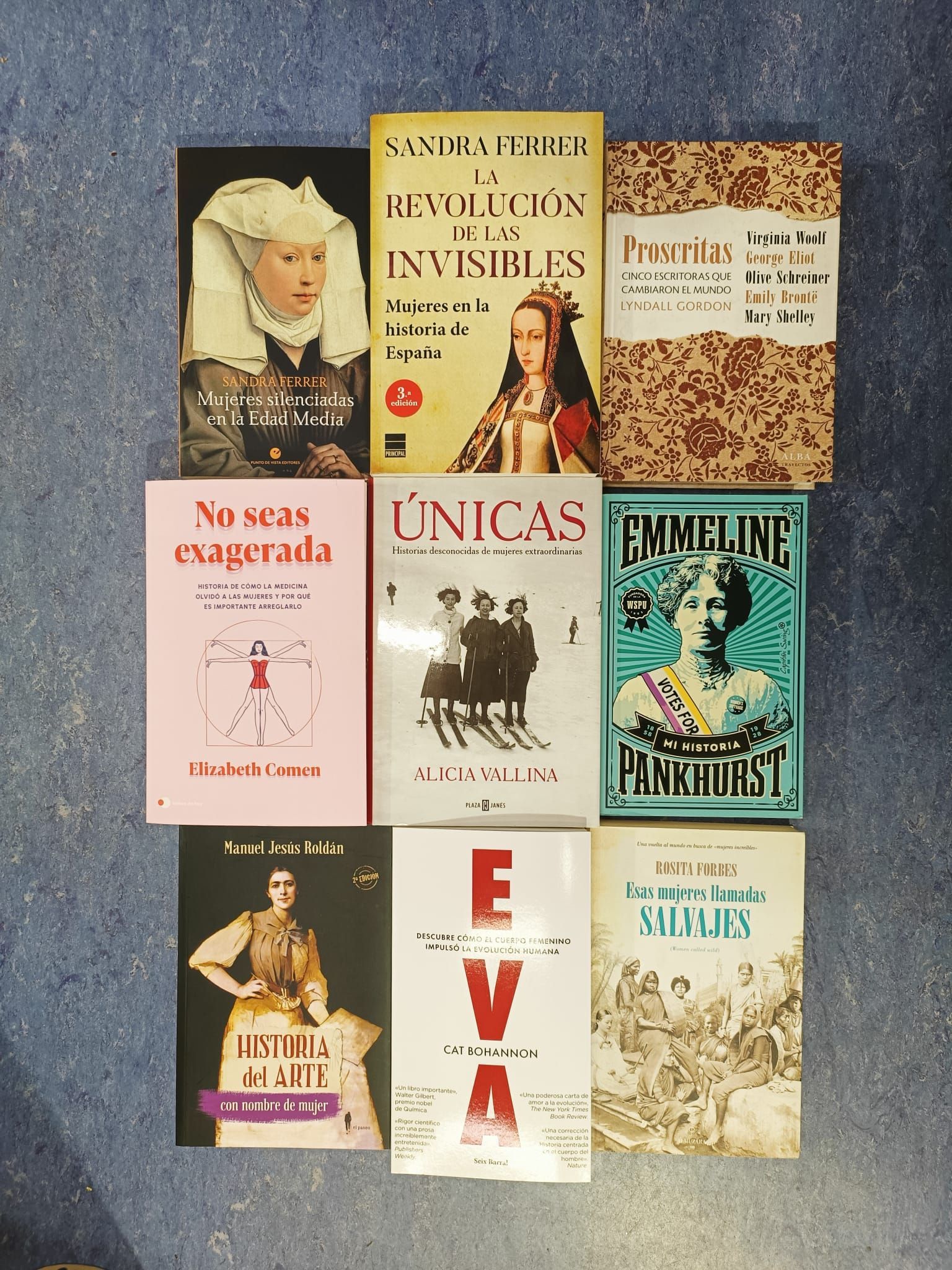 Una colección de libros que incluye Unicas y Eva.