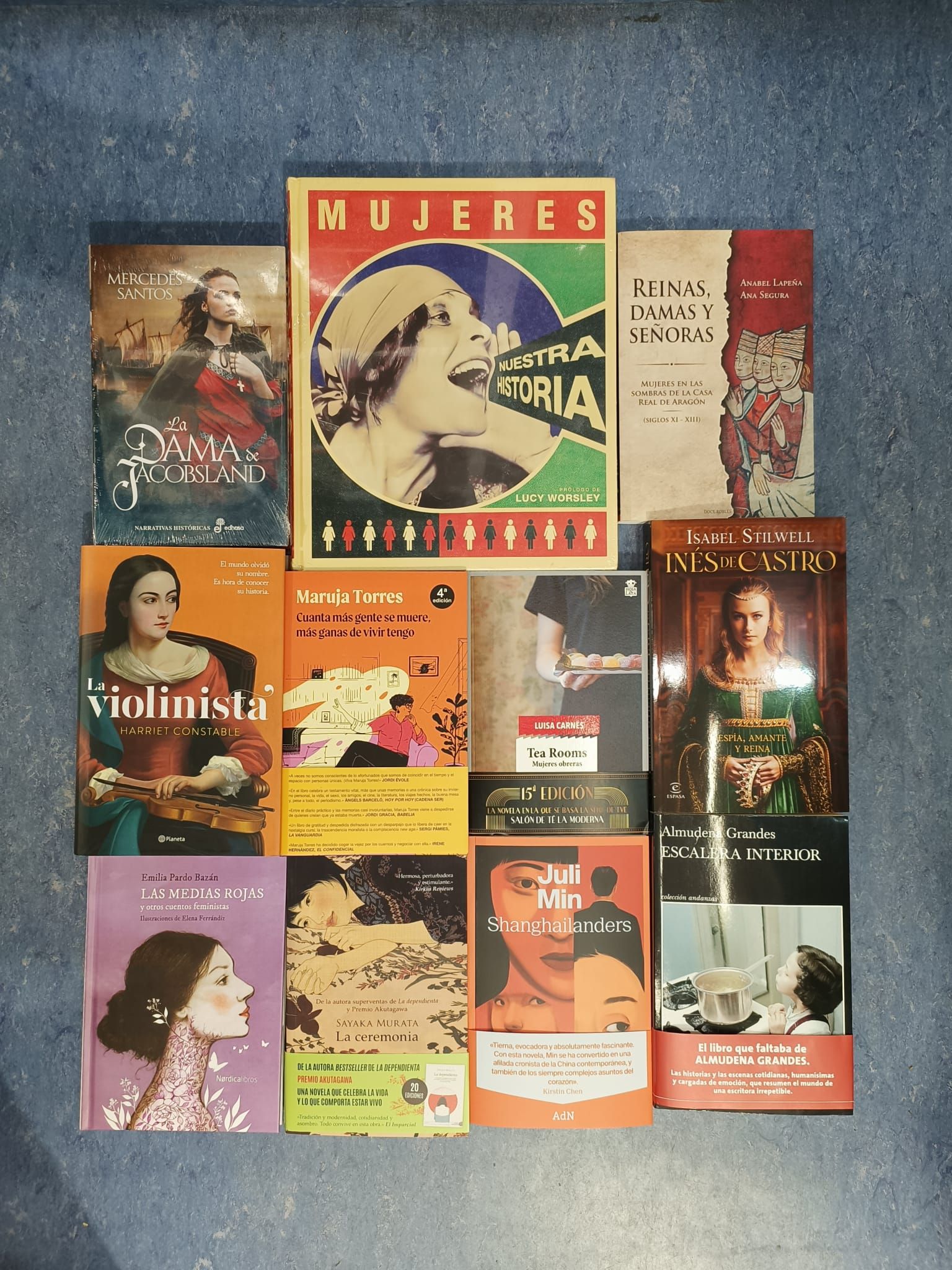 Una colección de libros incluyendo uno titulado mujeres