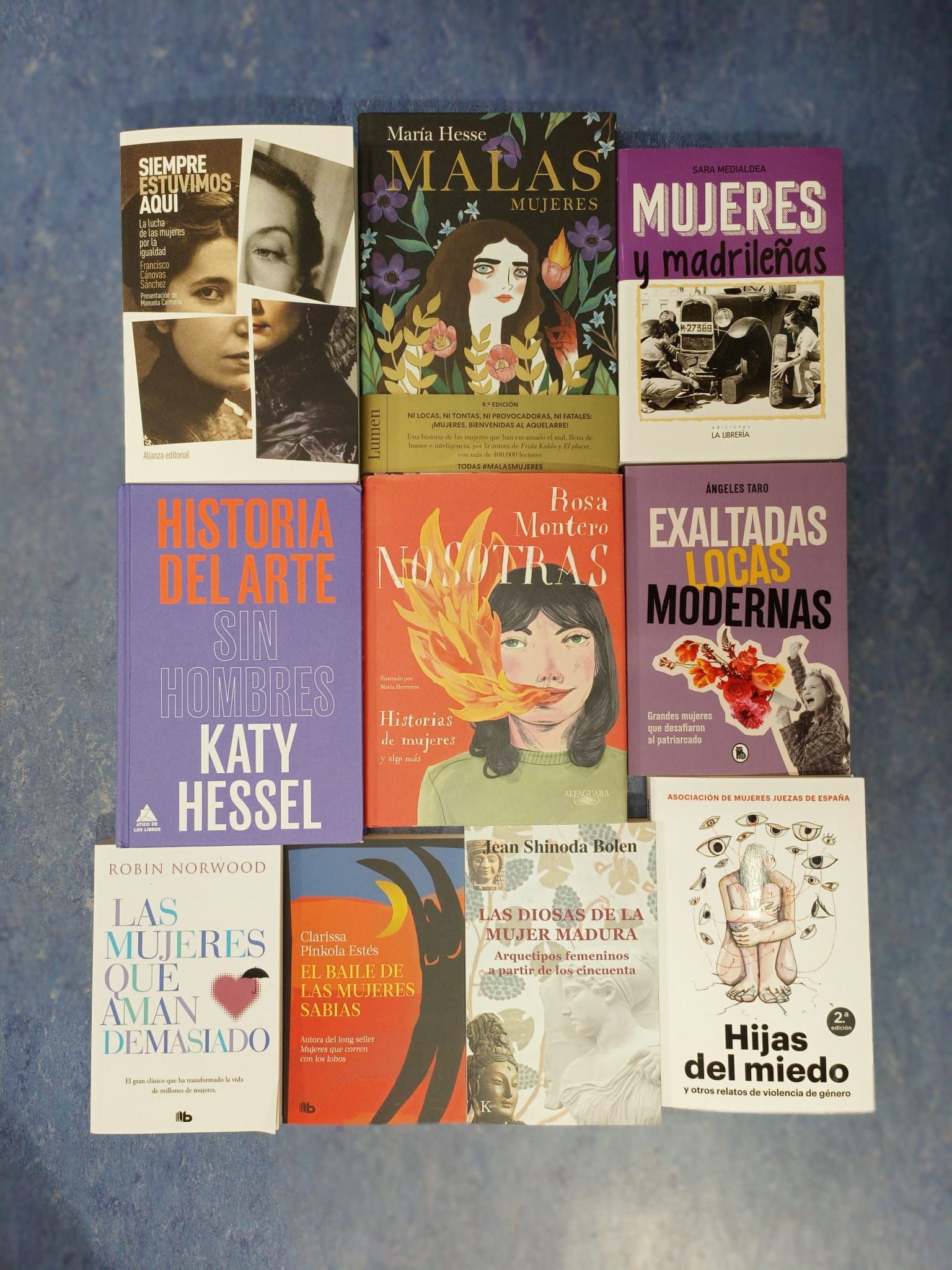 Un montón de libros, incluido uno de Katy Hessel.