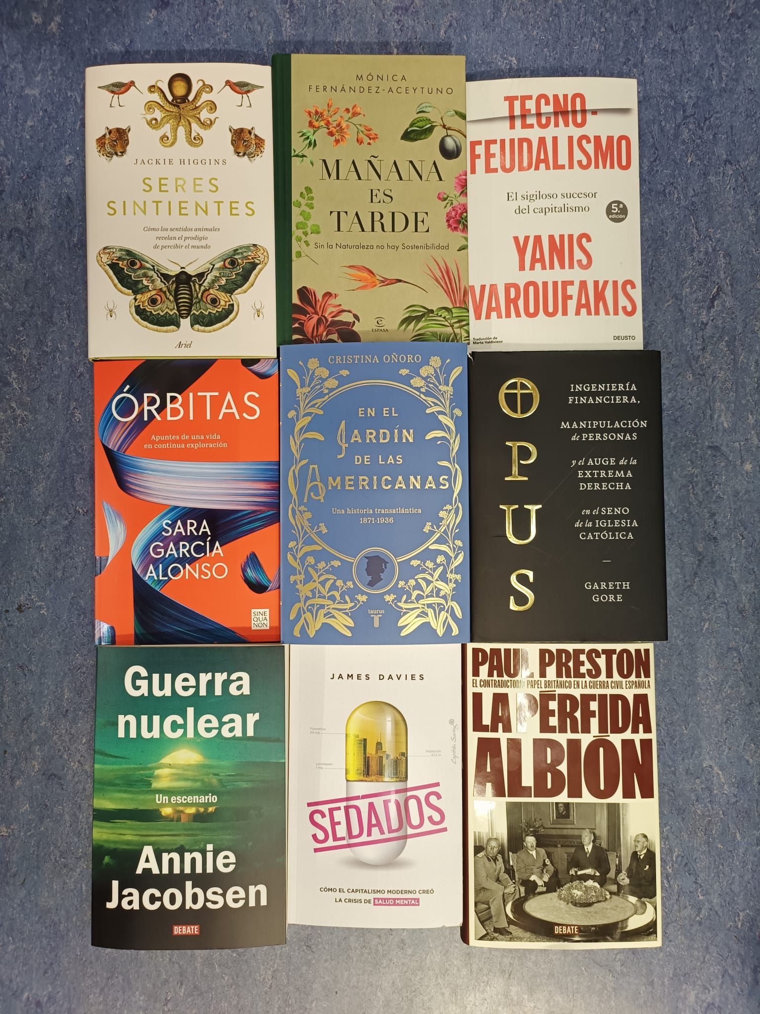 Una colección de libros que incluye Guerra nuclear de Annie Jacobsen